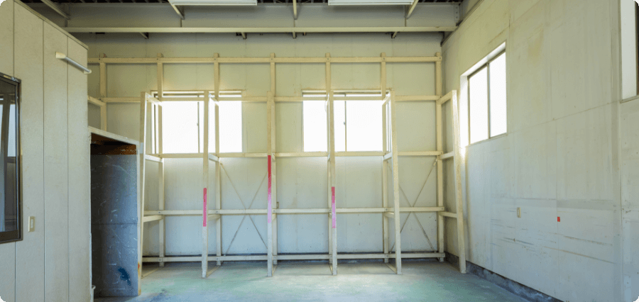 狭い工場の金型交換の安全性